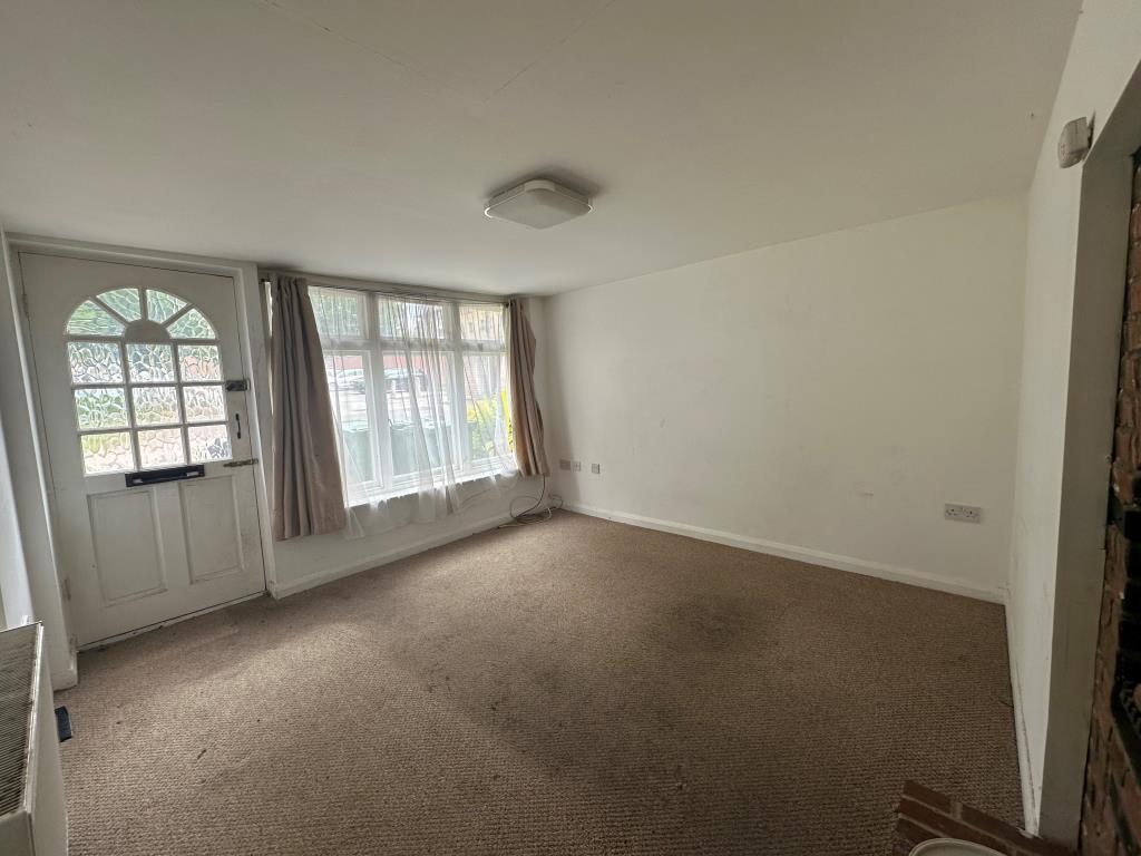 Lot: 141 - FOUR-BEDROOM HOUSE FOR IMPROVEMENT - Living Room